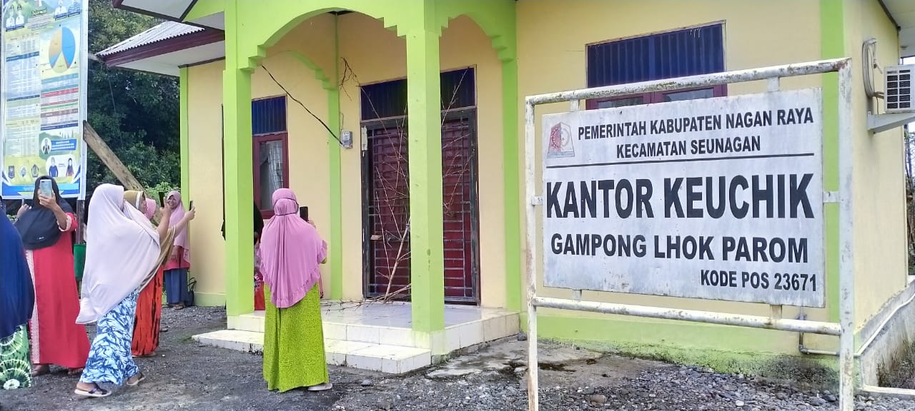 Puluhan Warga Segel Kantor Keuchik Lhok Parom Nagan Raya