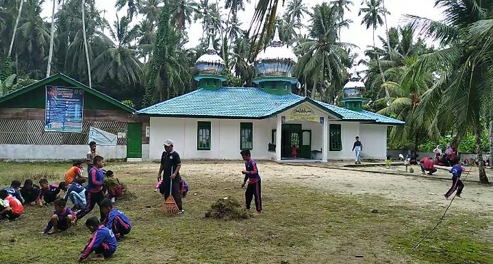 Sambut Ramadhan, Murid SDN dan Siswa SMP di Simeulue Gelar Bakti Sosial