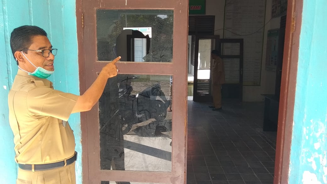 Pemuda Diduga Gangguan Jiwa Pecahkan Kaca Kantor Camat Jeunieb