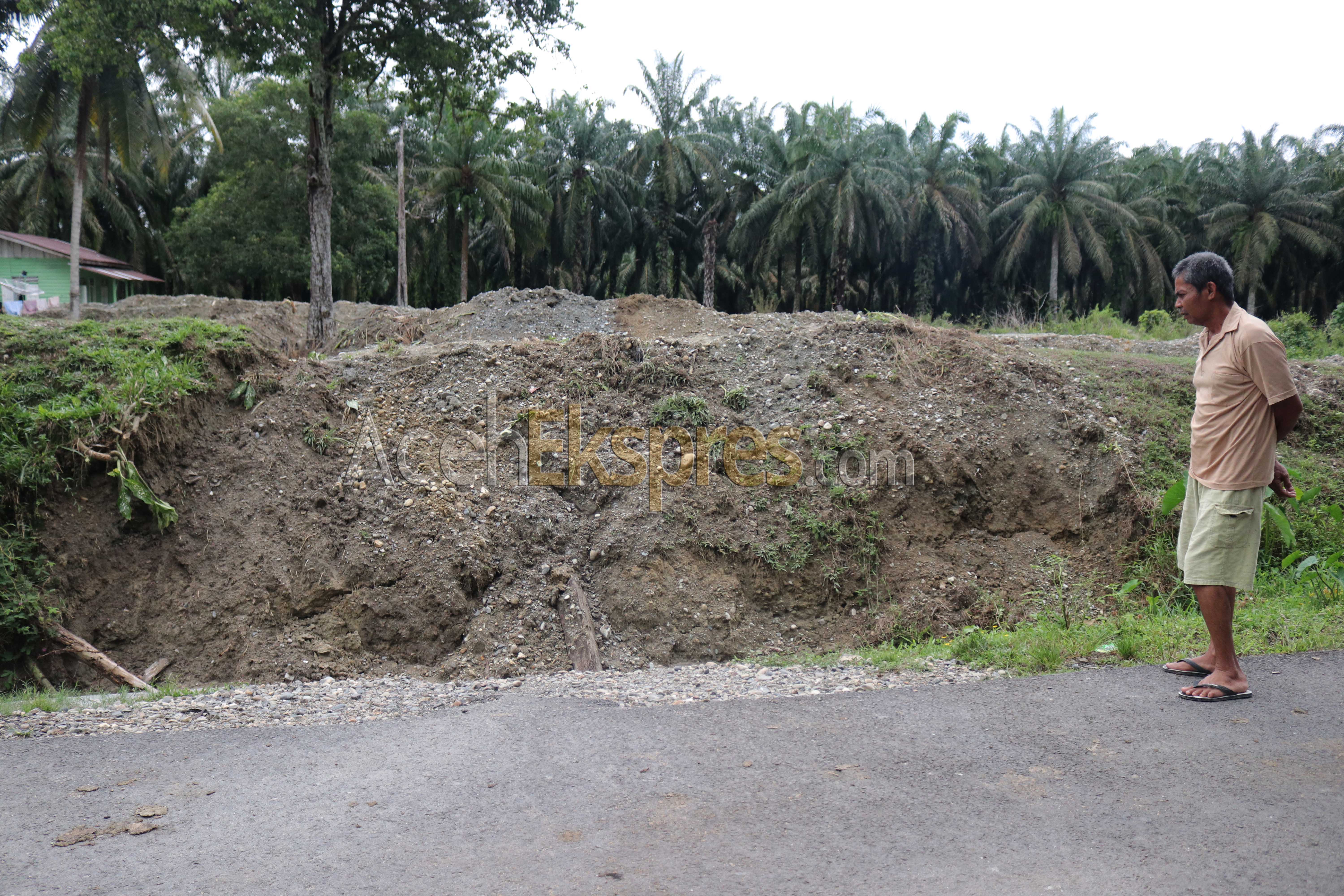 Adapas Tutup Jalan Akses Masyarakat dan Tak Terima Tenaga Kerja dari Warga Setempat