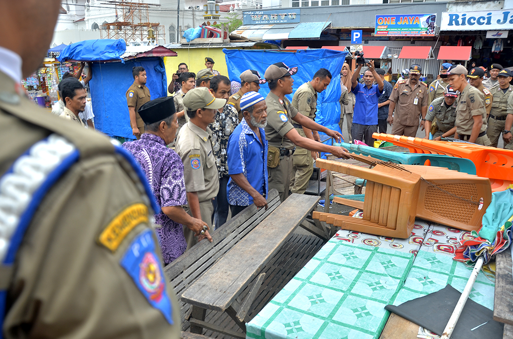 Pemkot Banda Aceh Tertibkan PKL di Seputaran Masjid Raya Baiturrahman