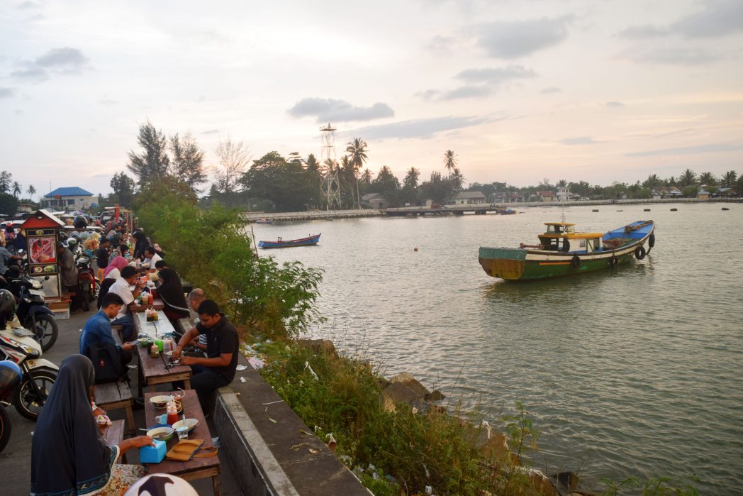Jelang Ramadhan, Pengunjung Pantai Wisata Ujung Karang Membludak