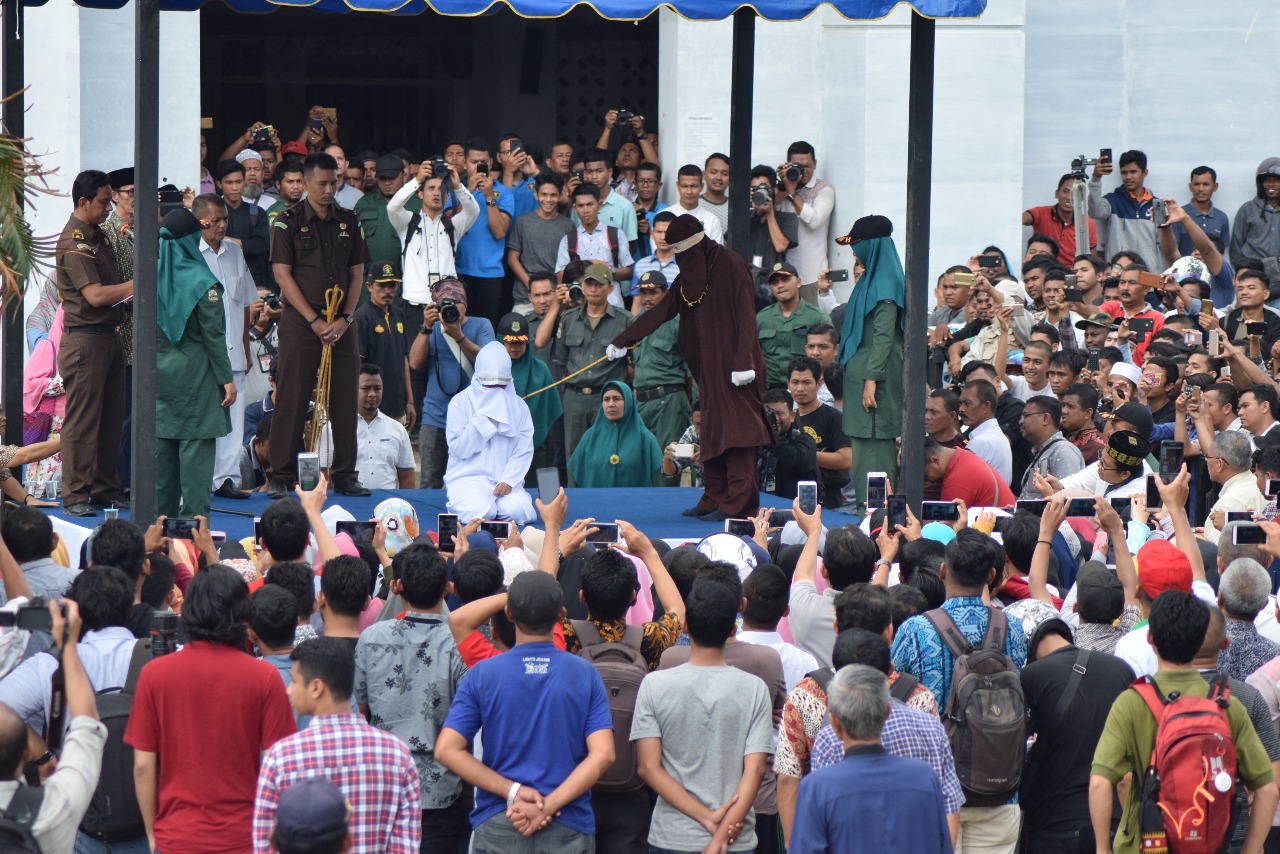 Masih Ingat! Digerebek 'Mobil Goyang' di Aceh, Sejoli Divonis 20 Kali Cambukan