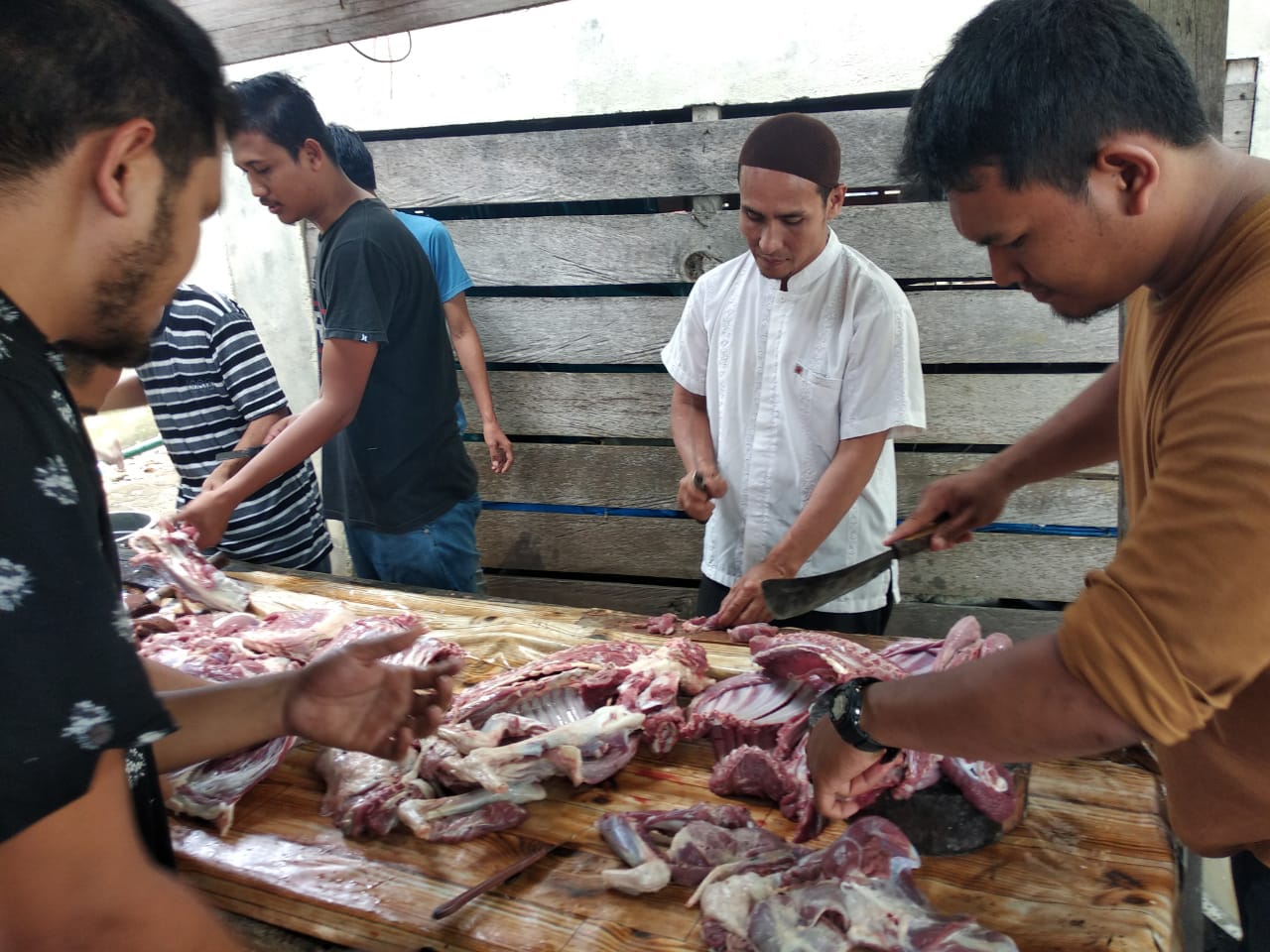 Buka Puasa Bersama 80 Anak Yatim, Pemuda Simpang Peut Masak Kuah Beulangong