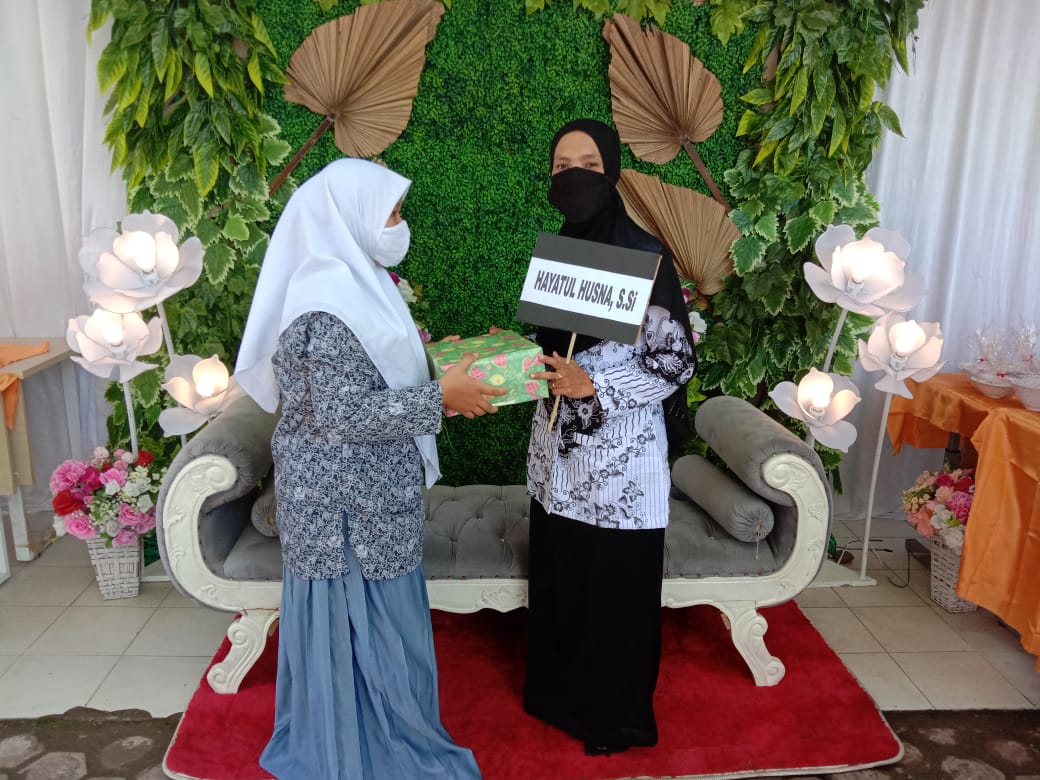 Peringati HGN ke-75, Siswa SMAN 1 Seunagan Nagan Raya Beri Kado untuk Guru
