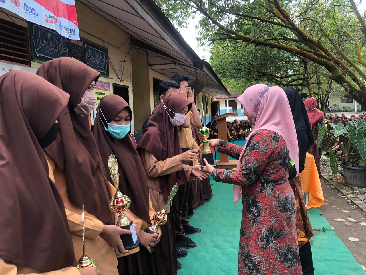 Juara Umum dan Juara Kelas SMAN 1 Seunagan Terima Hadiah